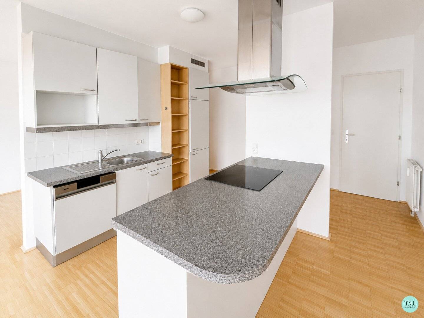 modern, bright 2-room apartment with courtyard-facing balcony and communal roof terrace