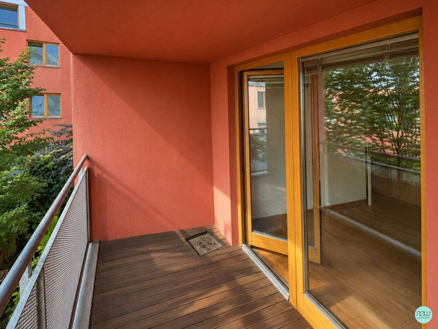 modern, bright 2-room apartment with courtyard-facing balcony and communal roof terrace