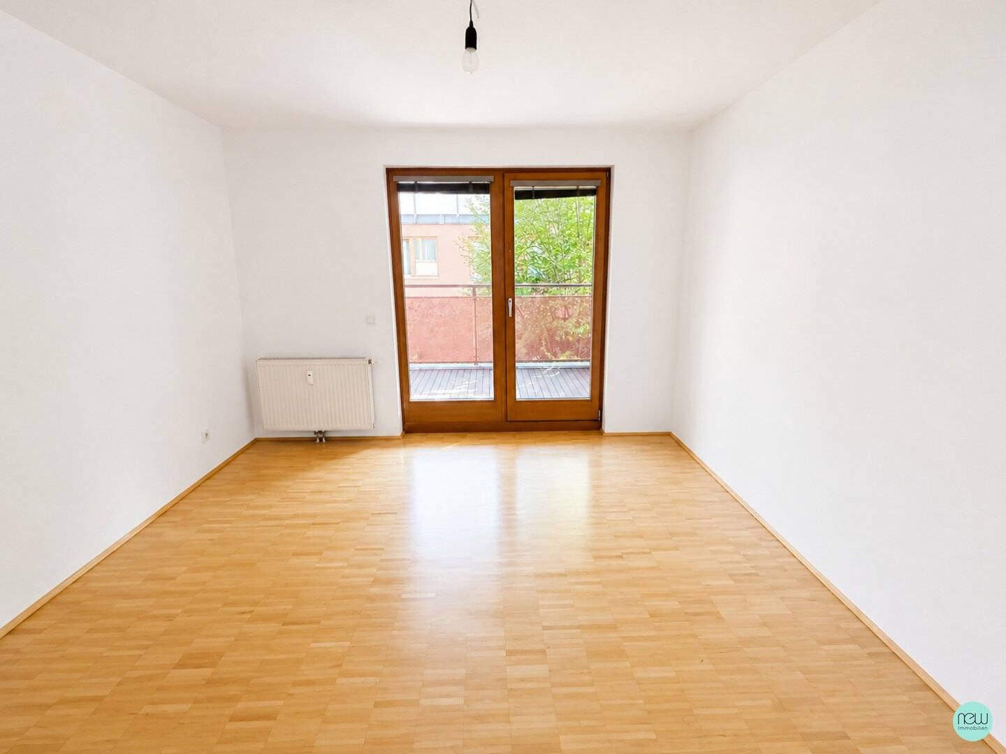 modern, bright 2-room apartment with courtyard-facing balcony and communal roof terrace
