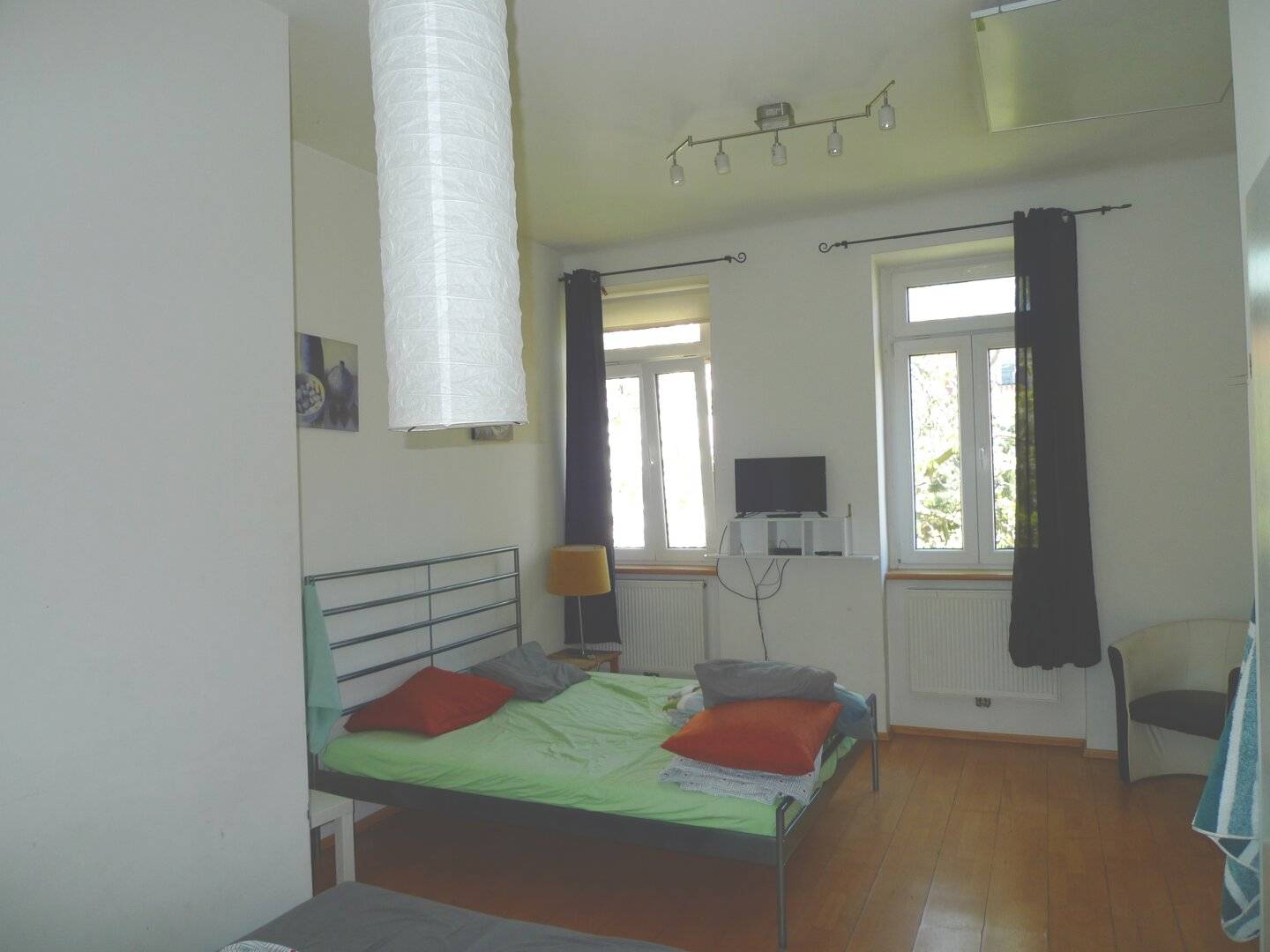 Helle, ruhig gelegene 1-Zimmer-Wohnung im Altbau und Grünblick in den Innenhof
