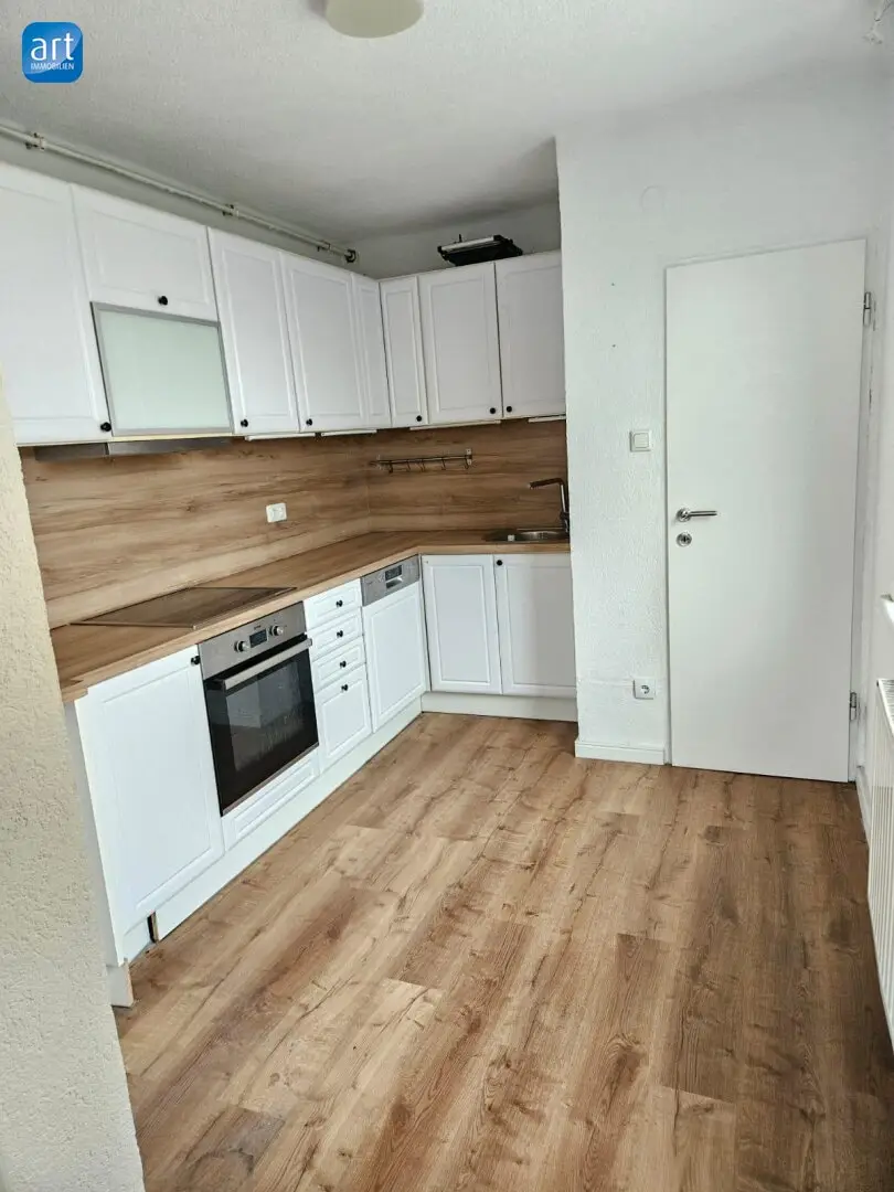 Bright, sunny apartment with elevator in central location