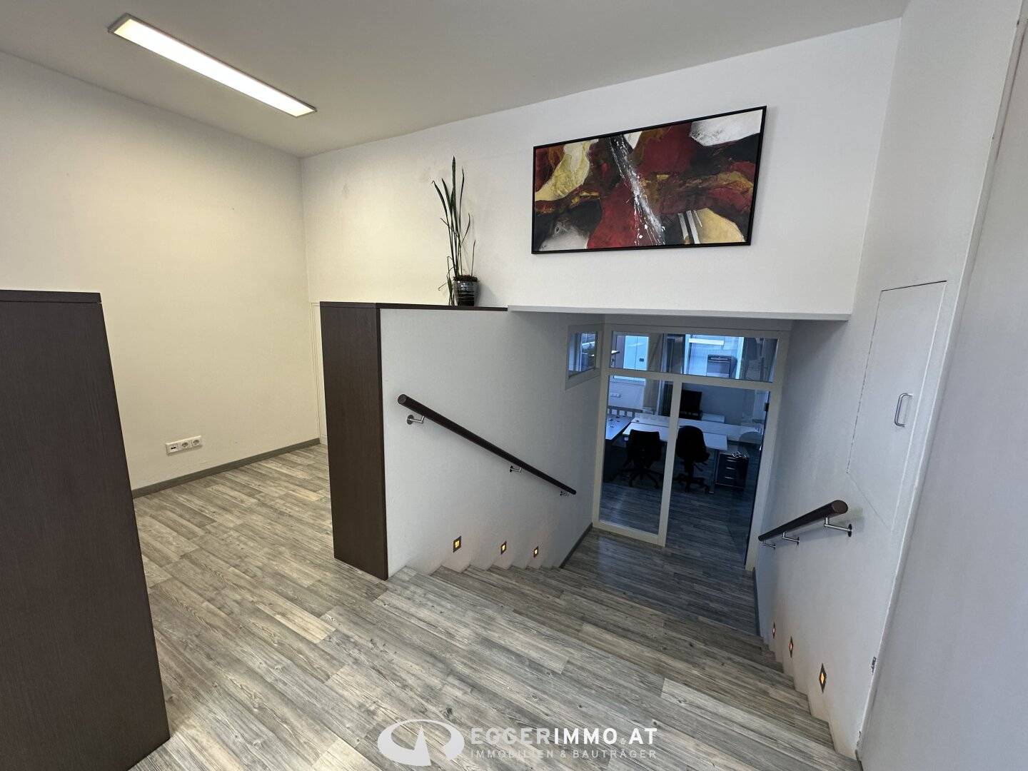 Helle Bürofläche im Zentrum von Kaprun zu vermieten | Erdgeschoss mit Schaufenster | eigener Eingang | Glasfaseranschluss