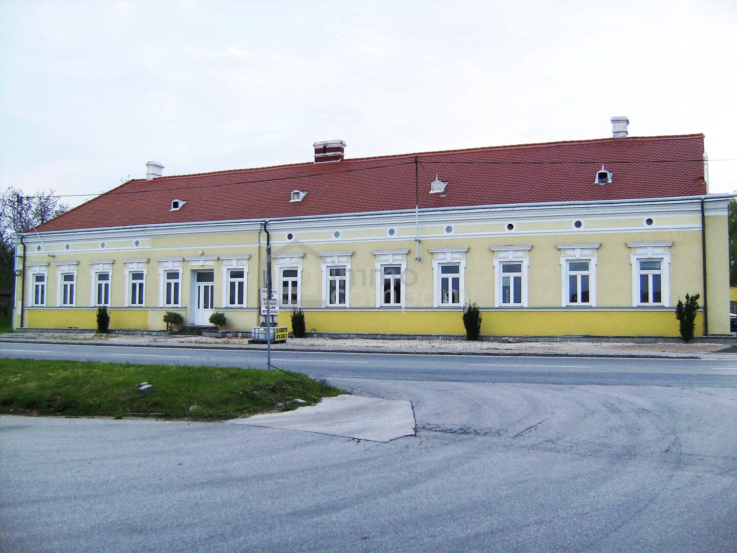 Commercial House with 300m² in Suttenbrunn