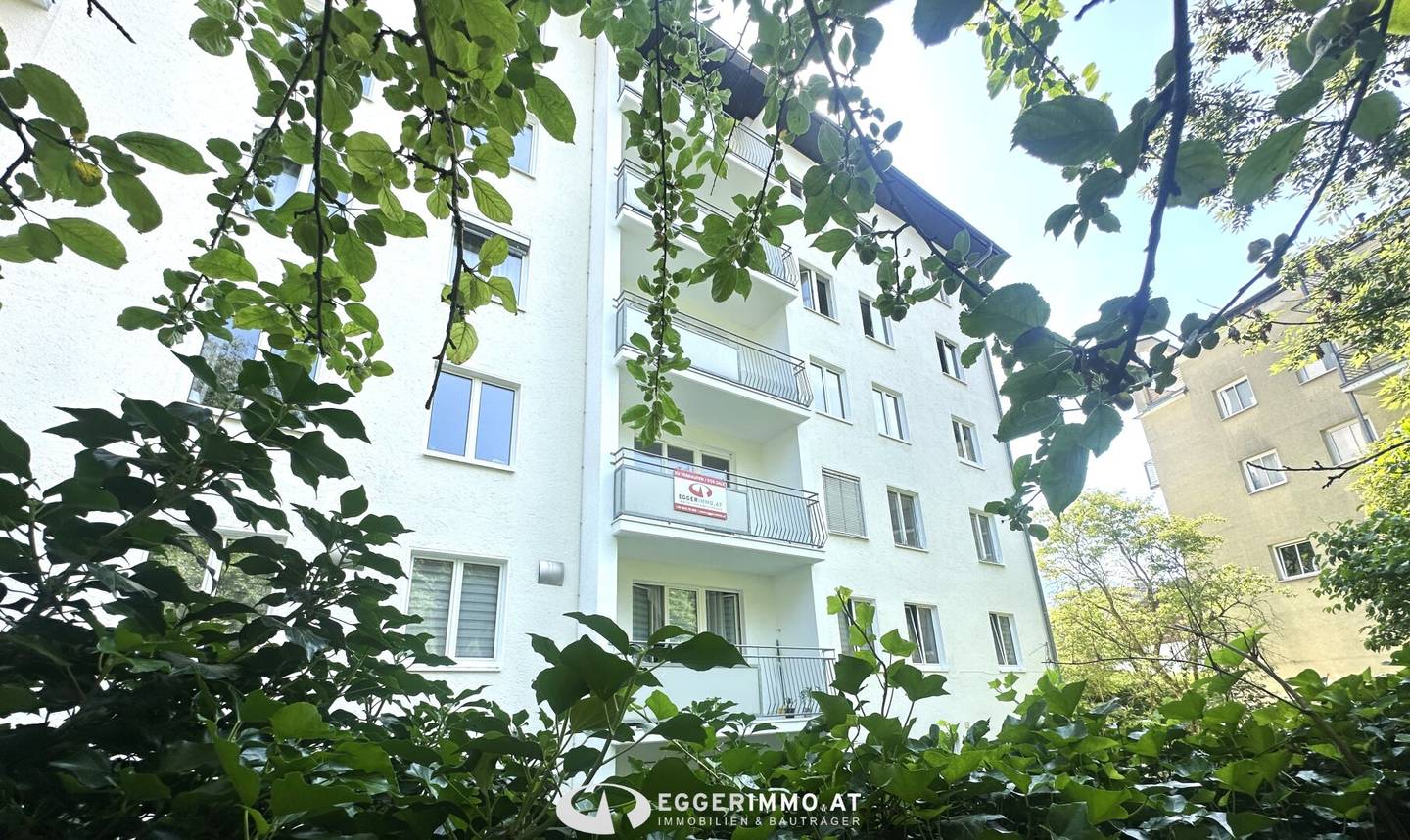 5700 Zell am See; approx. 95 m² apartment with much potential, clever floor plan, 2 balconies, tiled stove, elevator in the building, ideal as staff apartment