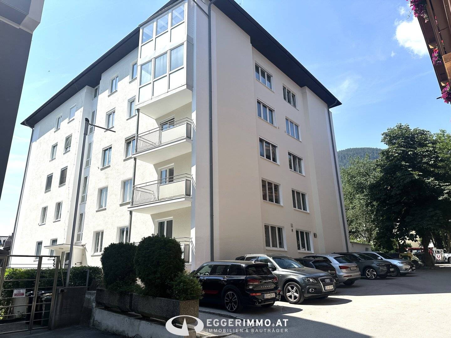 5700 Zell am See; approx. 95 m² apartment with much potential, clever floor plan, 2 balconies, tiled stove, elevator in the building, ideal as staff apartment