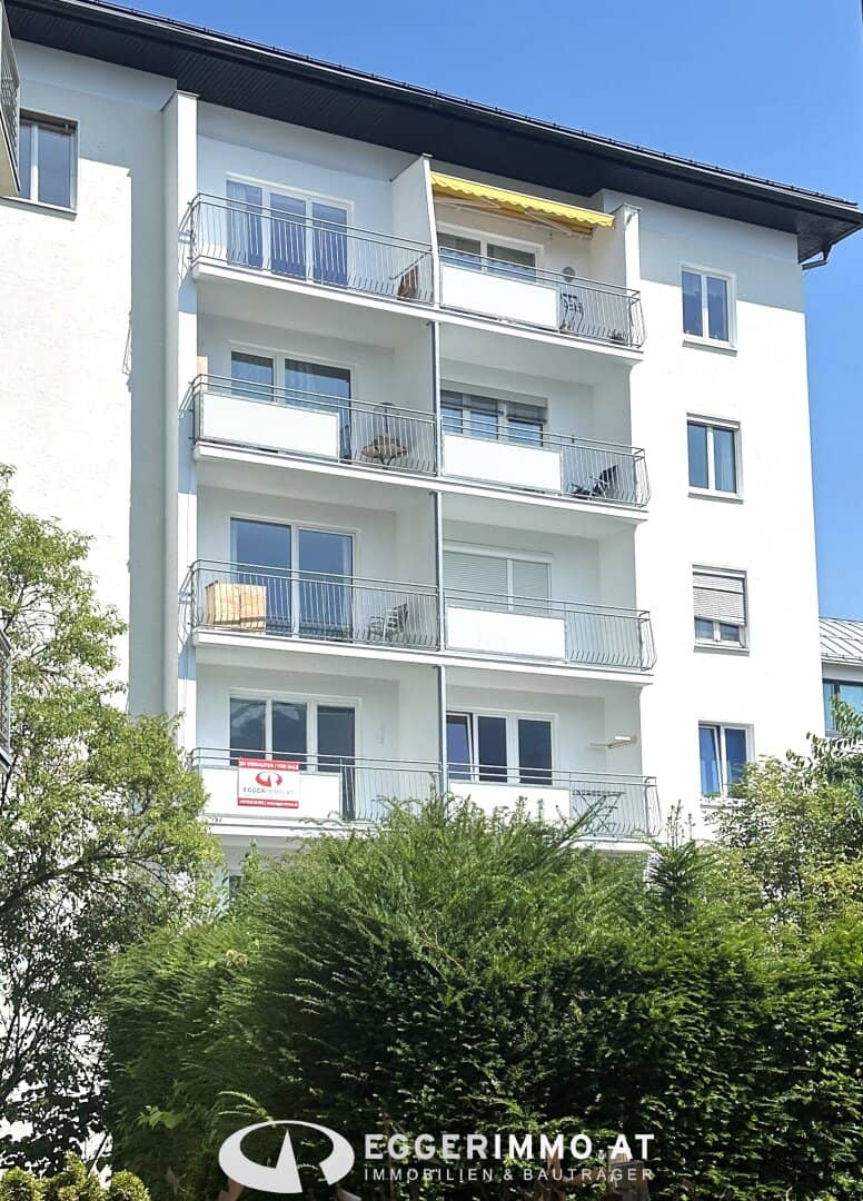 5700 Zell am See; approx. 95 m² apartment with much potential, clever floor plan, 2 balconies, tiled stove, elevator in the building, ideal as staff apartment