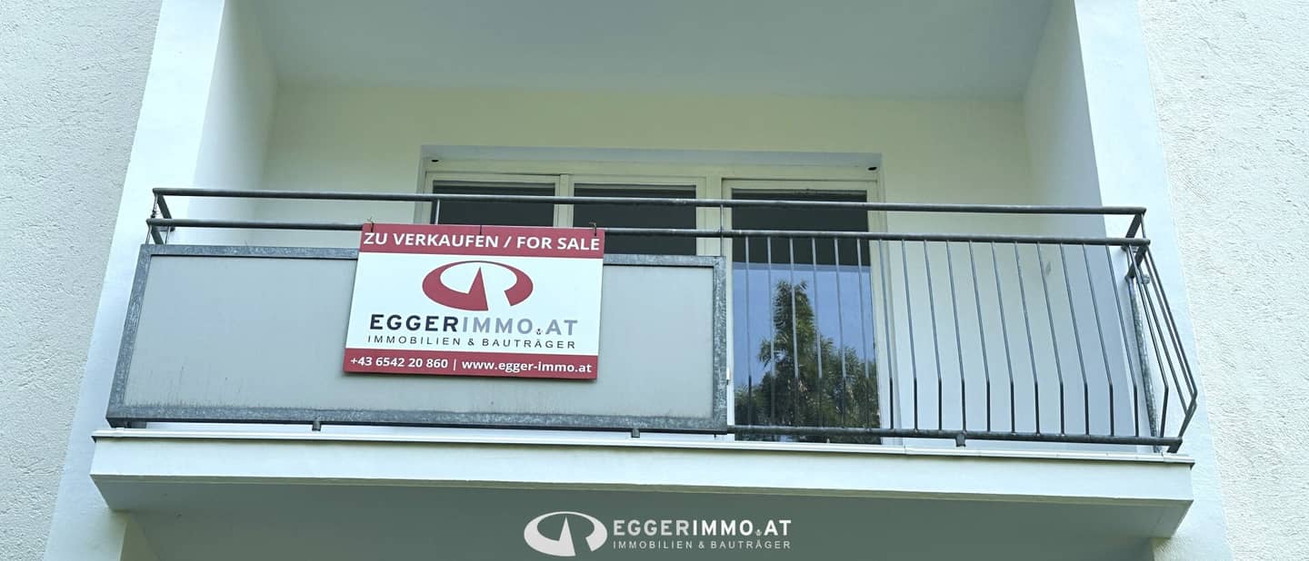 5700 Zell am See; approx. 95 m² apartment with much potential, clever floor plan, 2 balconies, tiled stove, elevator in the building, ideal as staff apartment