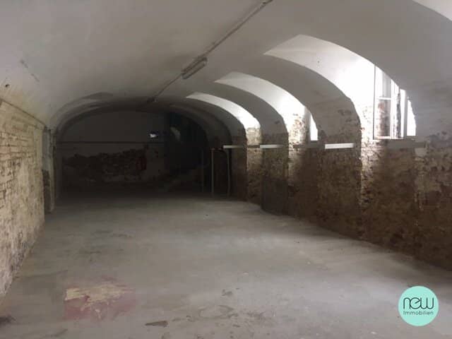 Directly at Volkertmarkt / 163 m² storage rooms / gastronomy not permitted / basement
