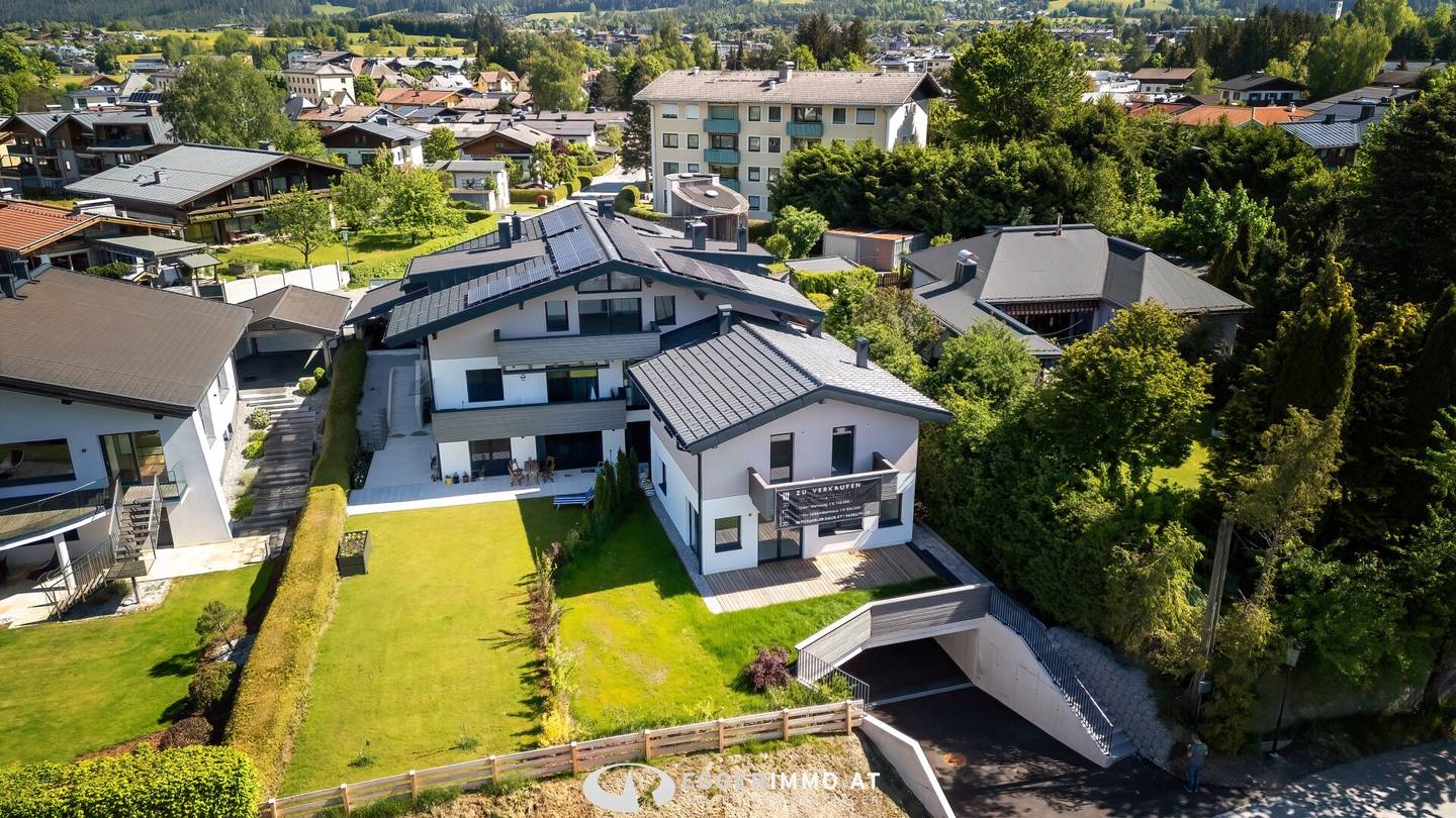 5760 Saalfelden: Penthouse! Distant view! Like-new centrally located sunny 4-room apartment 123.94 m² Carport and open parking space