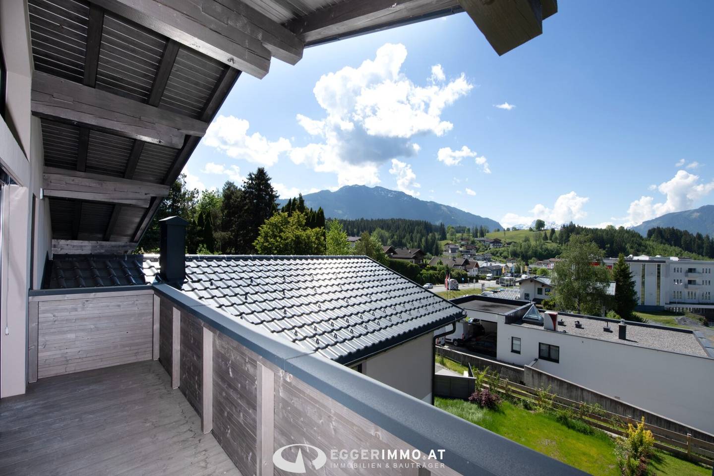5760 Saalfelden: Penthouse! Distant view! Like-new centrally located sunny 4-room apartment 123.94 m² Carport and open parking space
