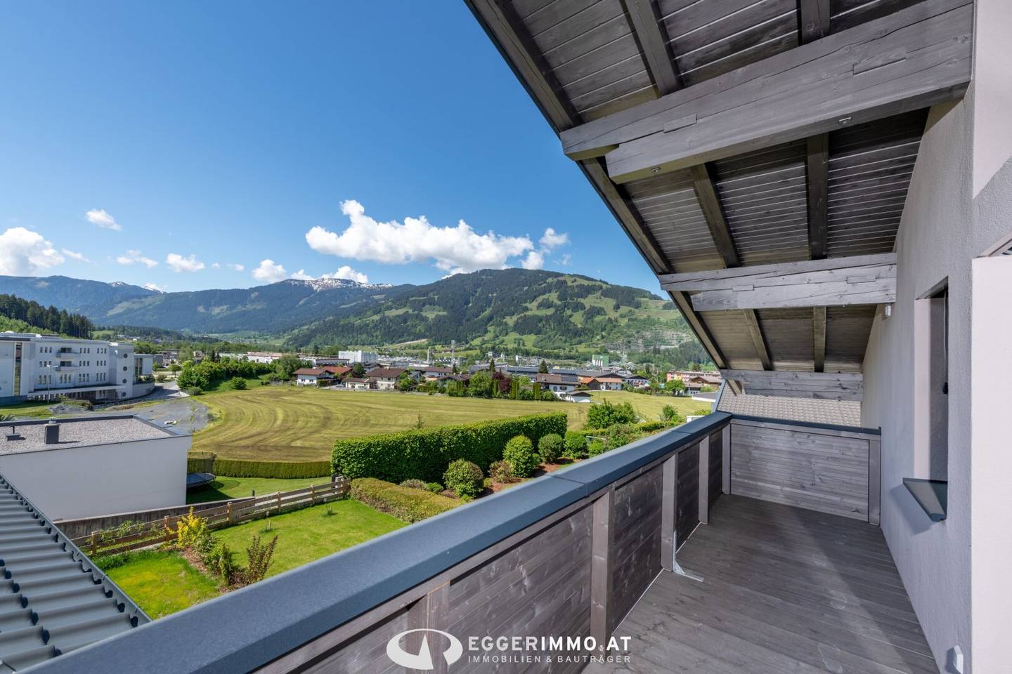 5760 Saalfelden: Penthouse! Distant view! Like-new centrally located sunny 4-room apartment 123.94 m² Carport and open parking space