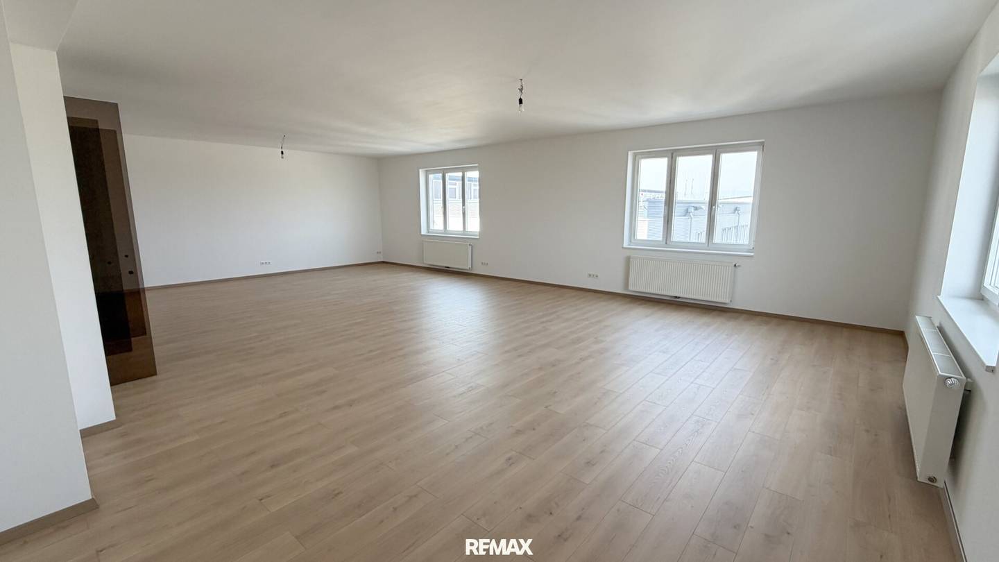 Modern office near the airfield - 94 m² on the 2nd floor in Wiener Neustadt for rent!