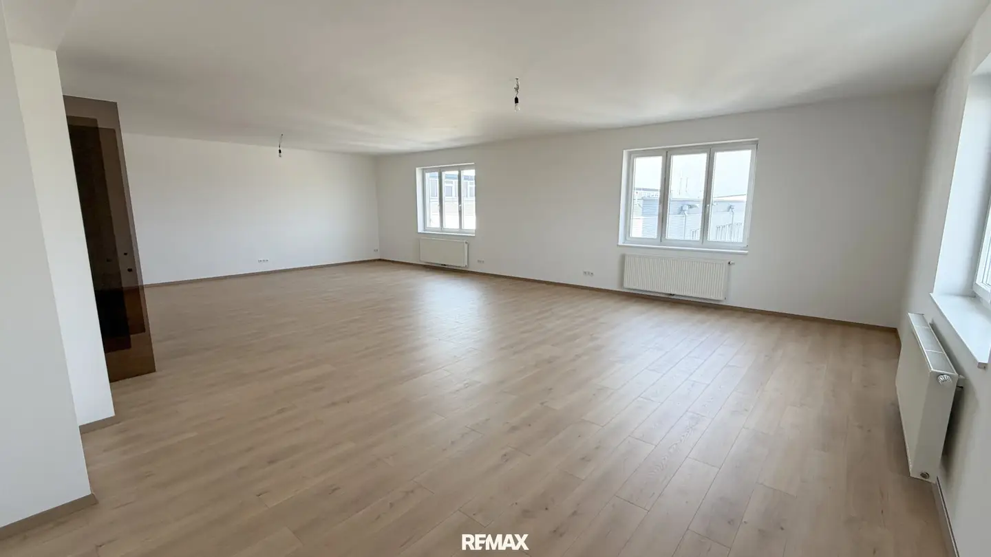 Modern office near the airfield - 94 m² on the 2nd floor in Wiener Neustadt for rent!