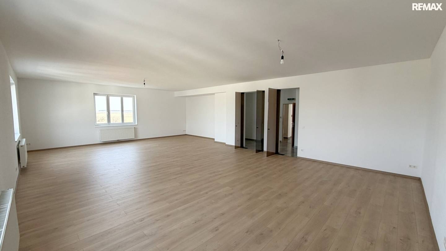 Modern office near the airfield - 94 m² on the 2nd floor in Wiener Neustadt for rent!