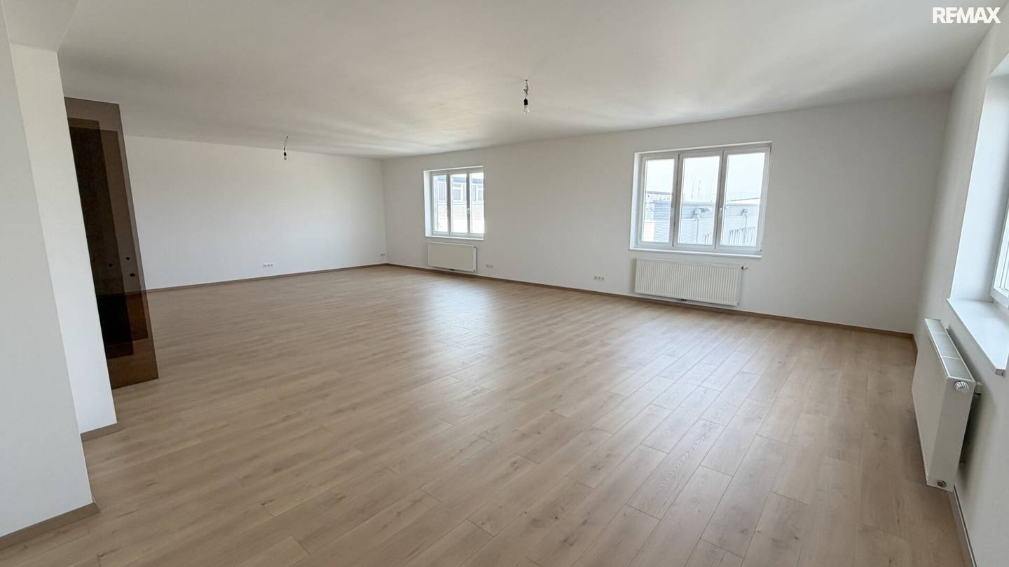 Modern office near the airfield - 94 m² on the 2nd floor in Wiener Neustadt for rent!
