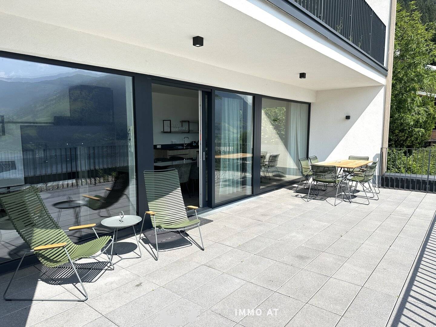 5700 Zell am See: Investment with self-use; 3-room apartment 79 m² with 45 m² terrace, lake view, unobstructed panoramic view, like-new !!
