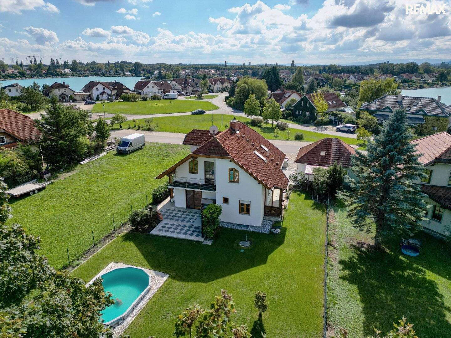 Lakeside location with bathing area – Single-family house on Schloßsee (2nd row) incl. lake access, approx. 125 m² living space