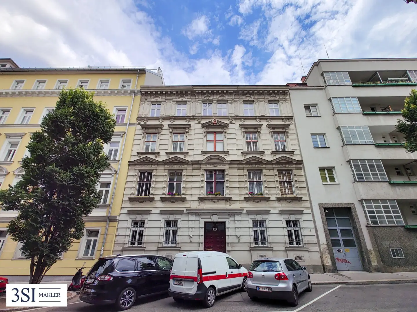 Gesamte Etage inklusive Rohdachboden in Altbauliegenschaft mit schneller Öffi Anbindung in zentraler Lage von Margareten