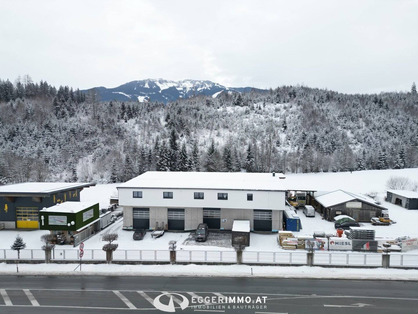 Modern newly built office spaces including service apartment on request for rent in Saalfelden / Harham directly on the B311