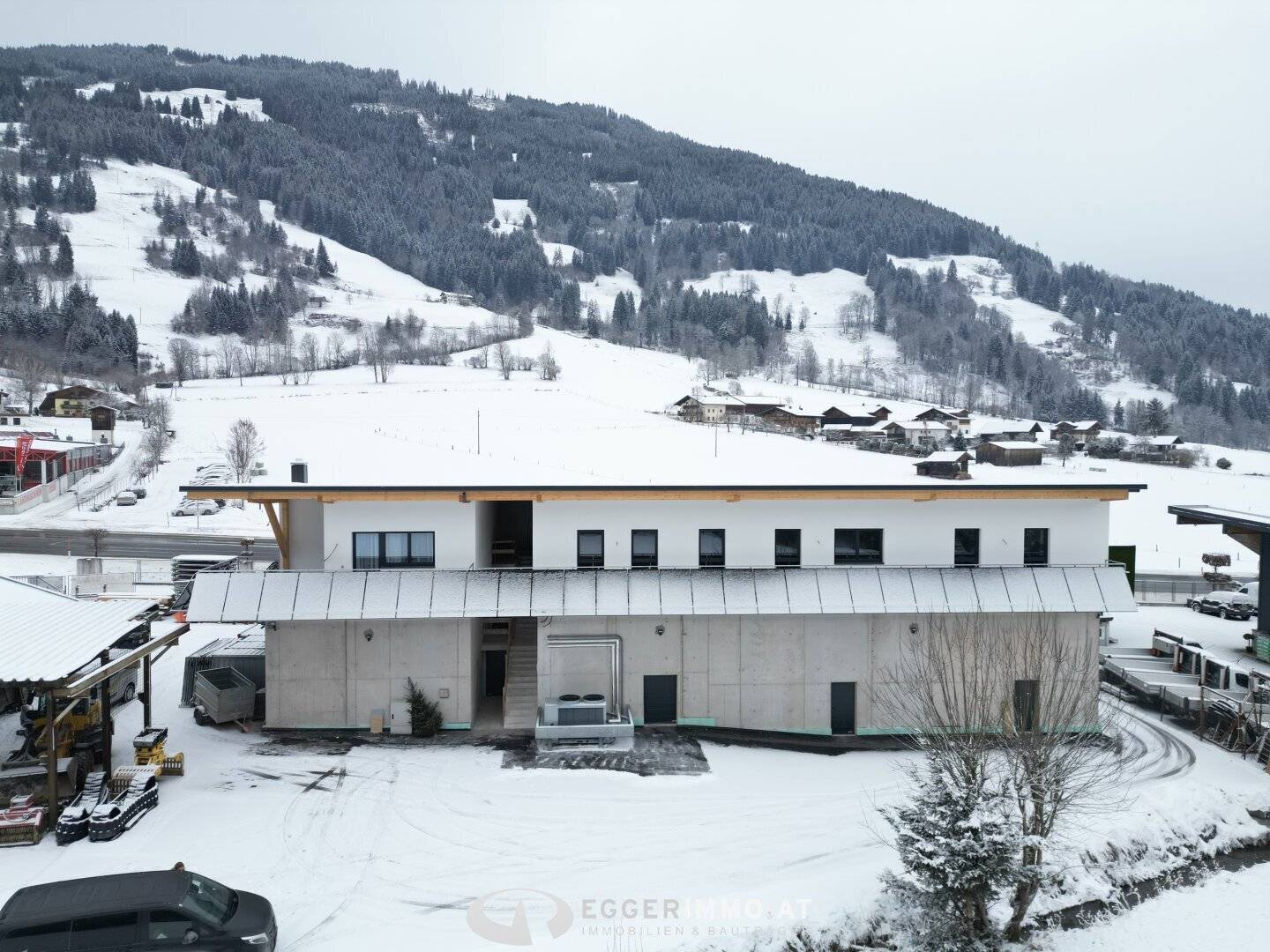 Modern newly built office spaces including service apartment on request for rent in Saalfelden / Harham directly on the B311