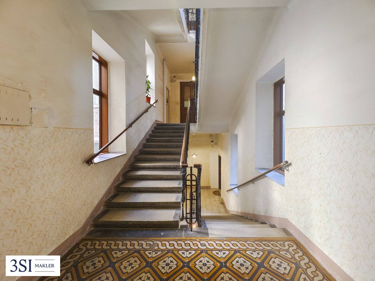 Building permit approved raw attic with large development potential near Sonnwendviertel