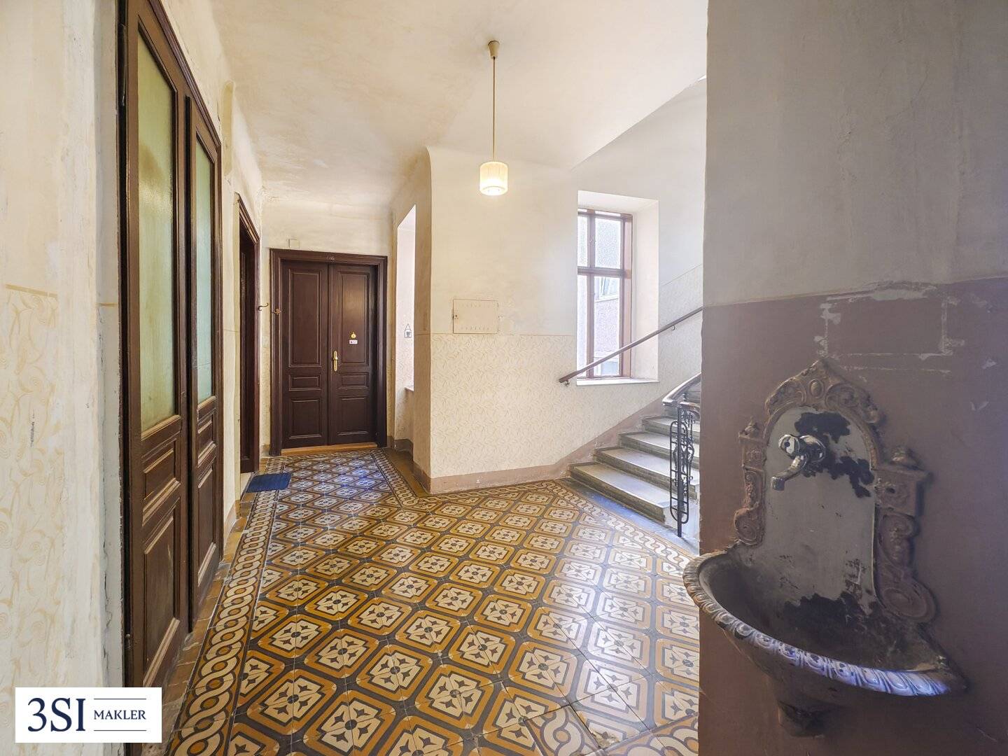 Building permit approved raw attic with large development potential near Sonnwendviertel