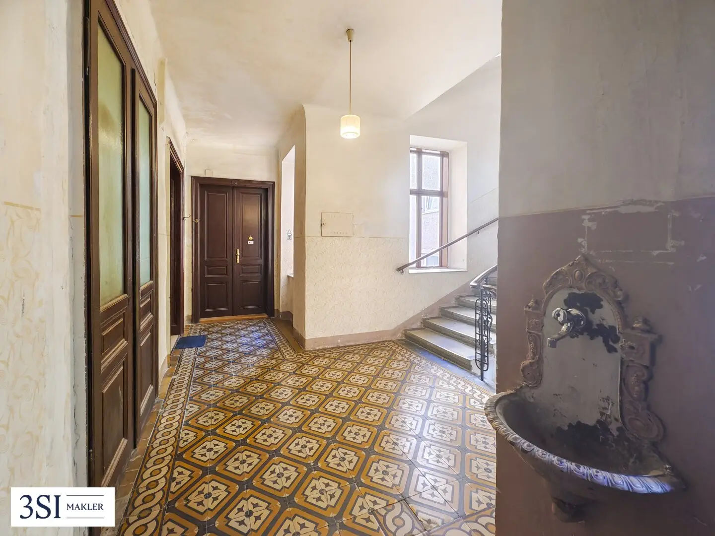 Building permit approved raw attic with large development potential near Sonnwendviertel