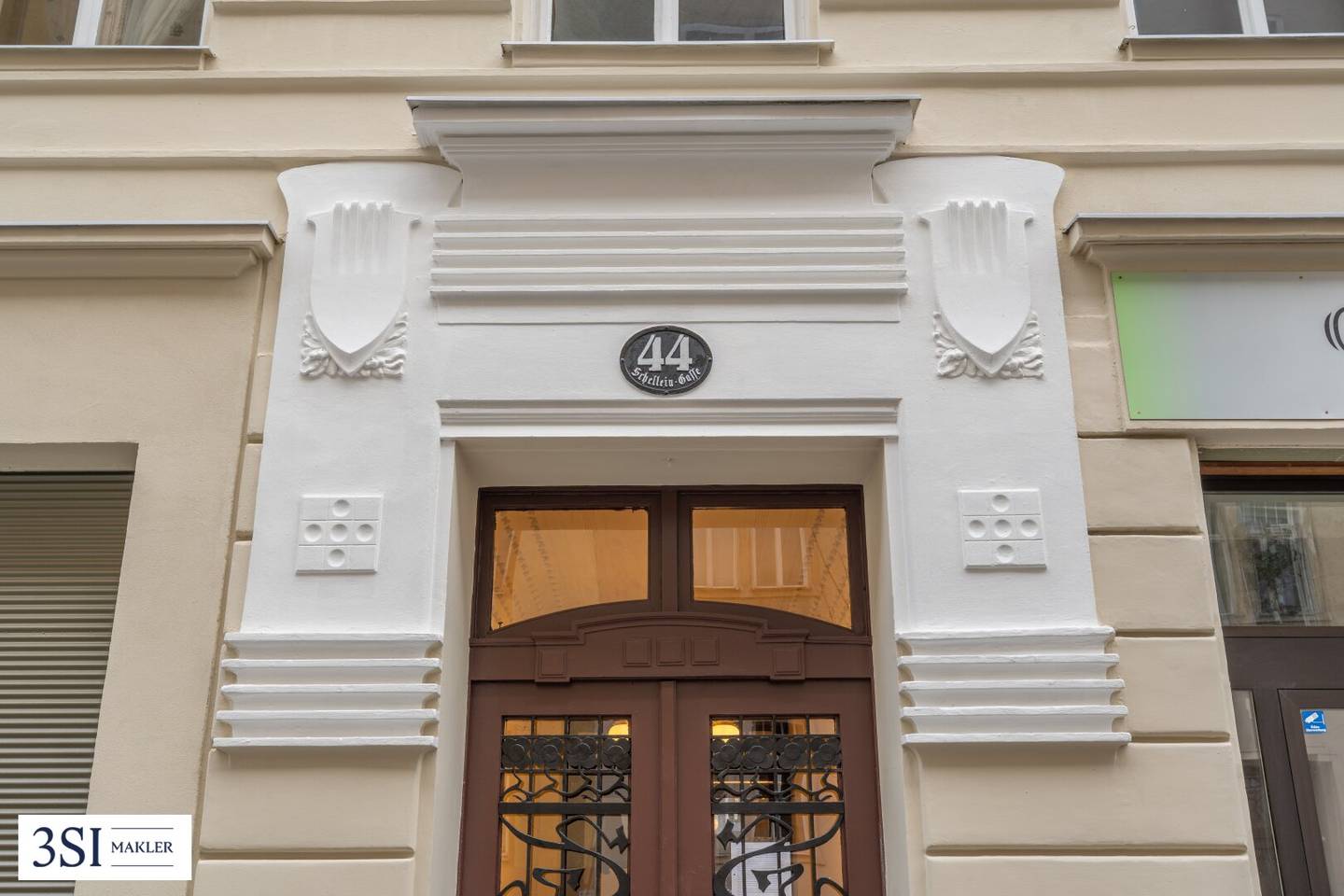 Small rental building in Wieden: 86% fixed term or vacant, vacancy immediately usable, balconies approved, raw attic developable