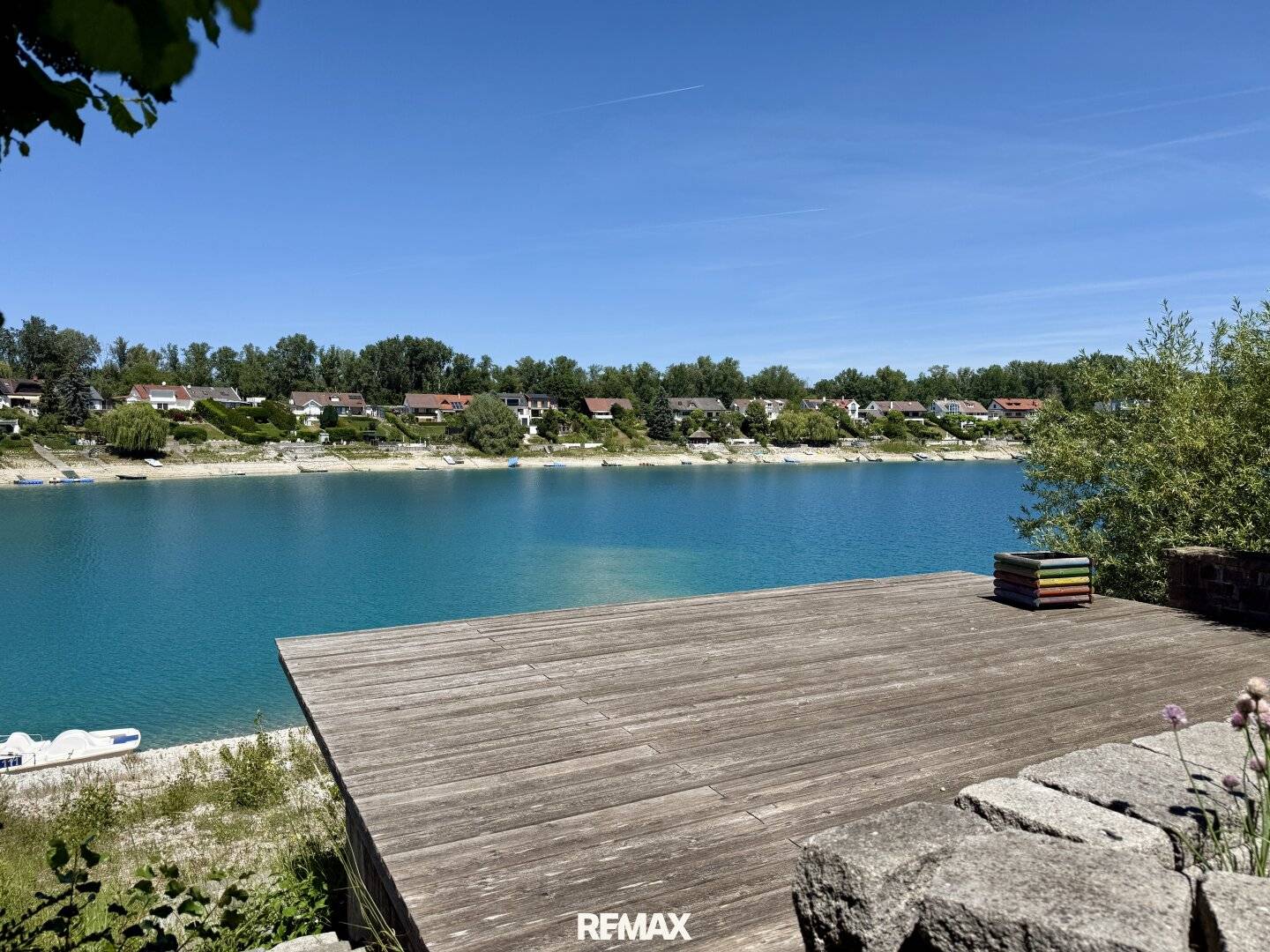 Living by the water - approx. 189 m² living area &amp; direct lake access on leased land