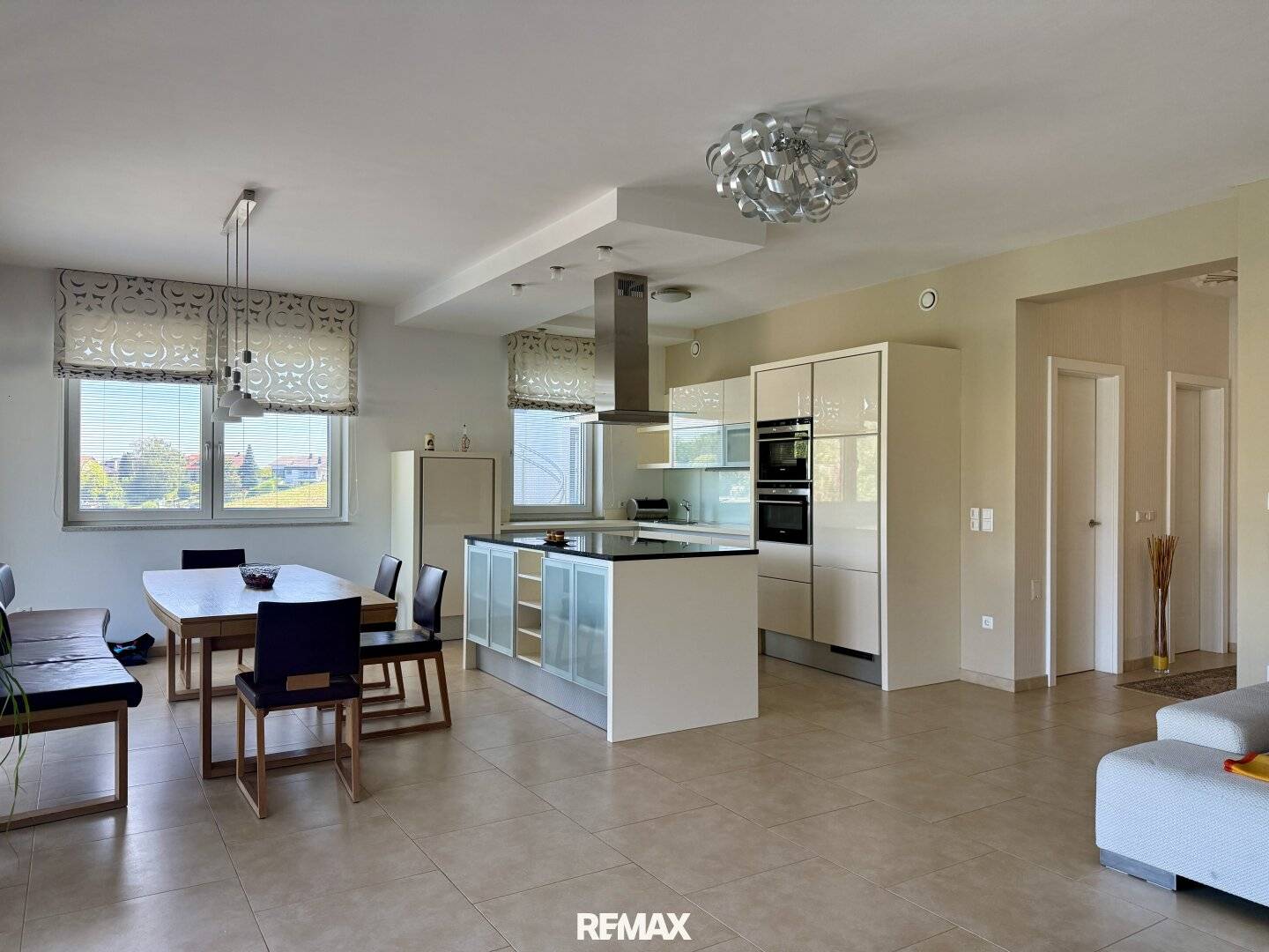 Living by the water - approx. 189 m² living area &amp; direct lake access on leased land