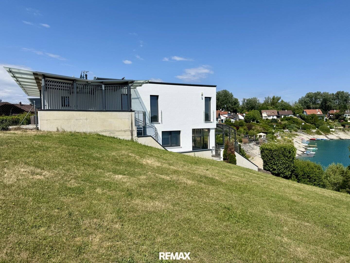 Living by the water - approx. 189 m² living area &amp; direct lake access on leased land