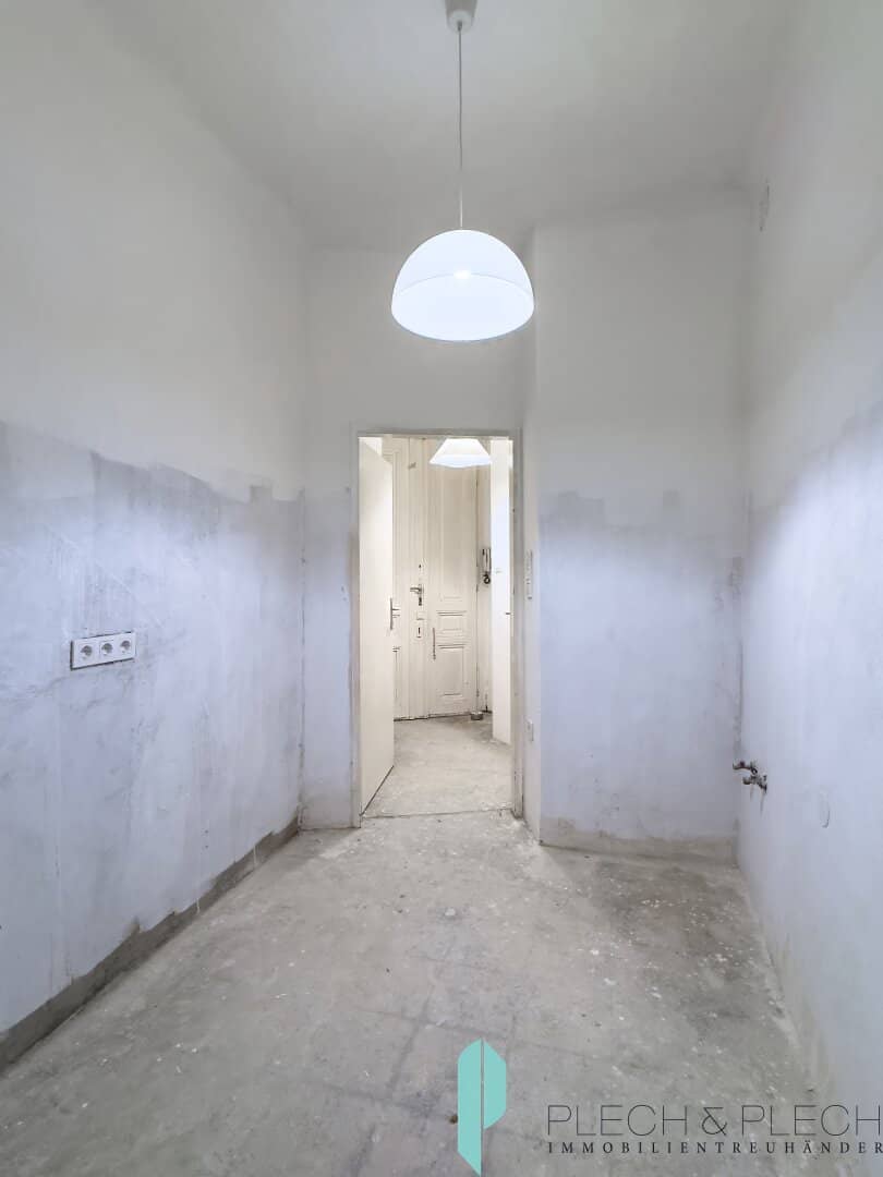 Sanierungsbedürftig / Hofseitig - 2 Zimmer Altbauwohnung - Erdgeschoss -