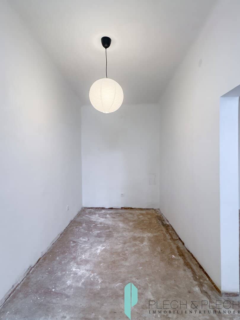 Sanierungsbedürftig / Hofseitig - 2 Zimmer Altbauwohnung - Erdgeschoss -