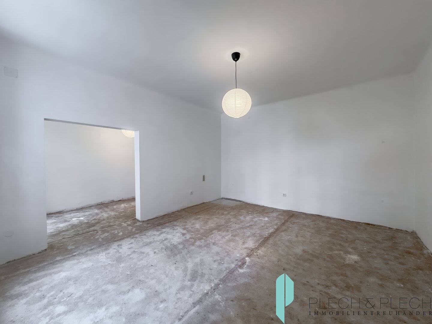 Sanierungsbedürftig / Hofseitig - 2 Zimmer Altbauwohnung - Erdgeschoss -