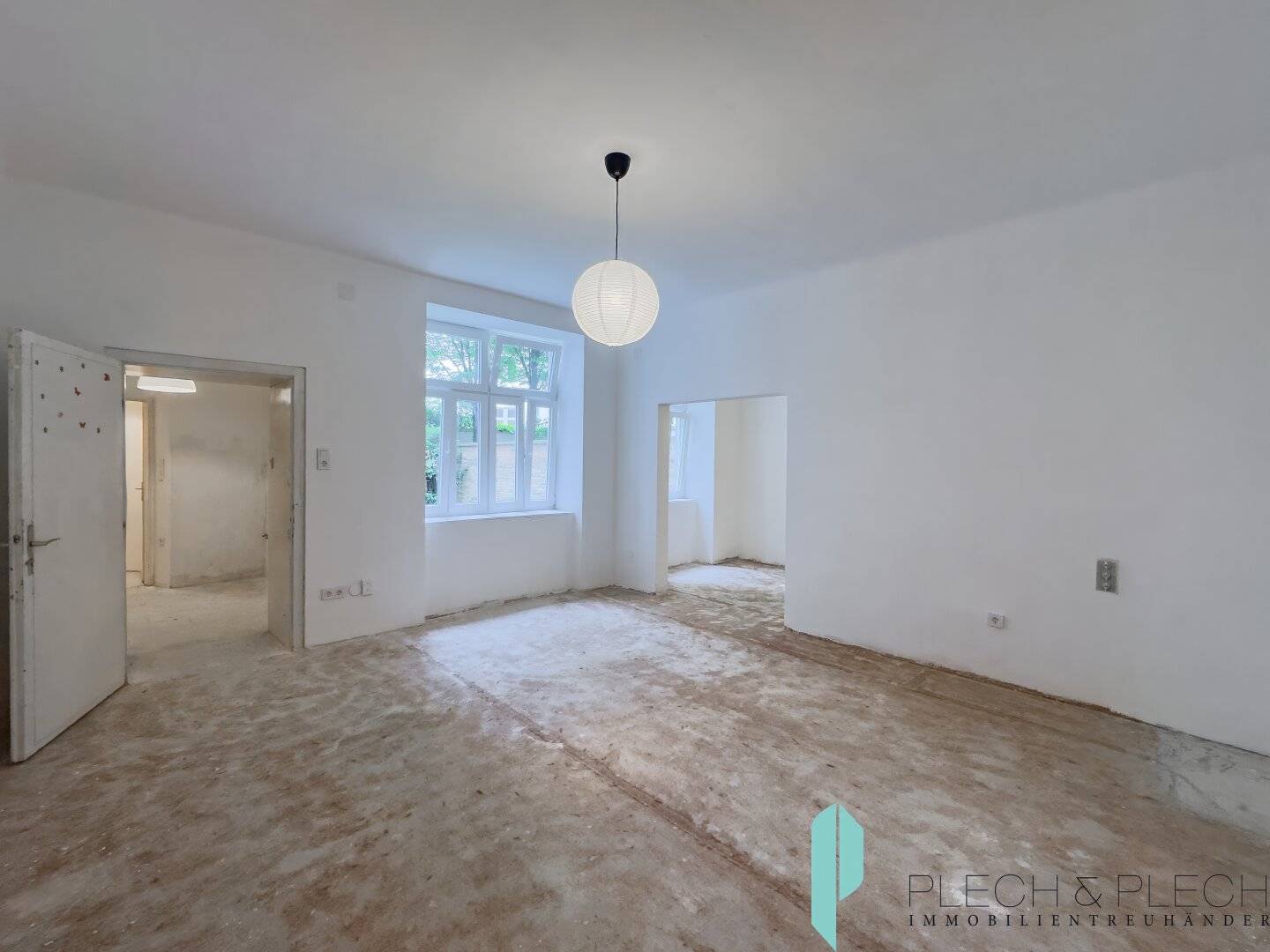 Sanierungsbedürftig / Hofseitig - 2 Zimmer Altbauwohnung - Erdgeschoss -