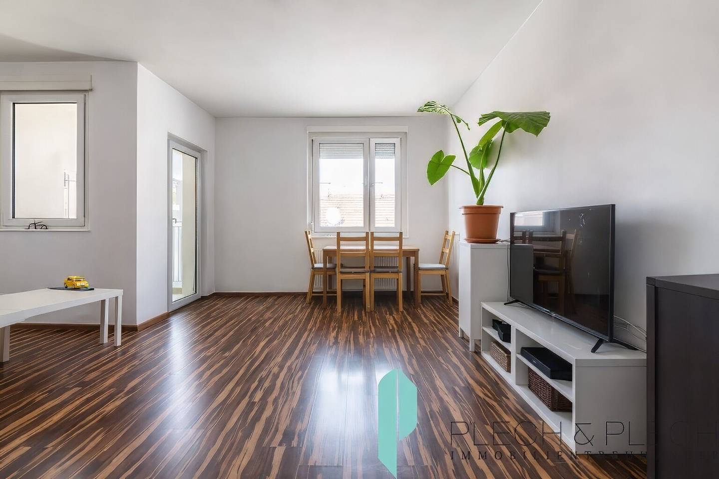 Beautiful 3-room apartment plus kitchen on the 4th floor with loggia