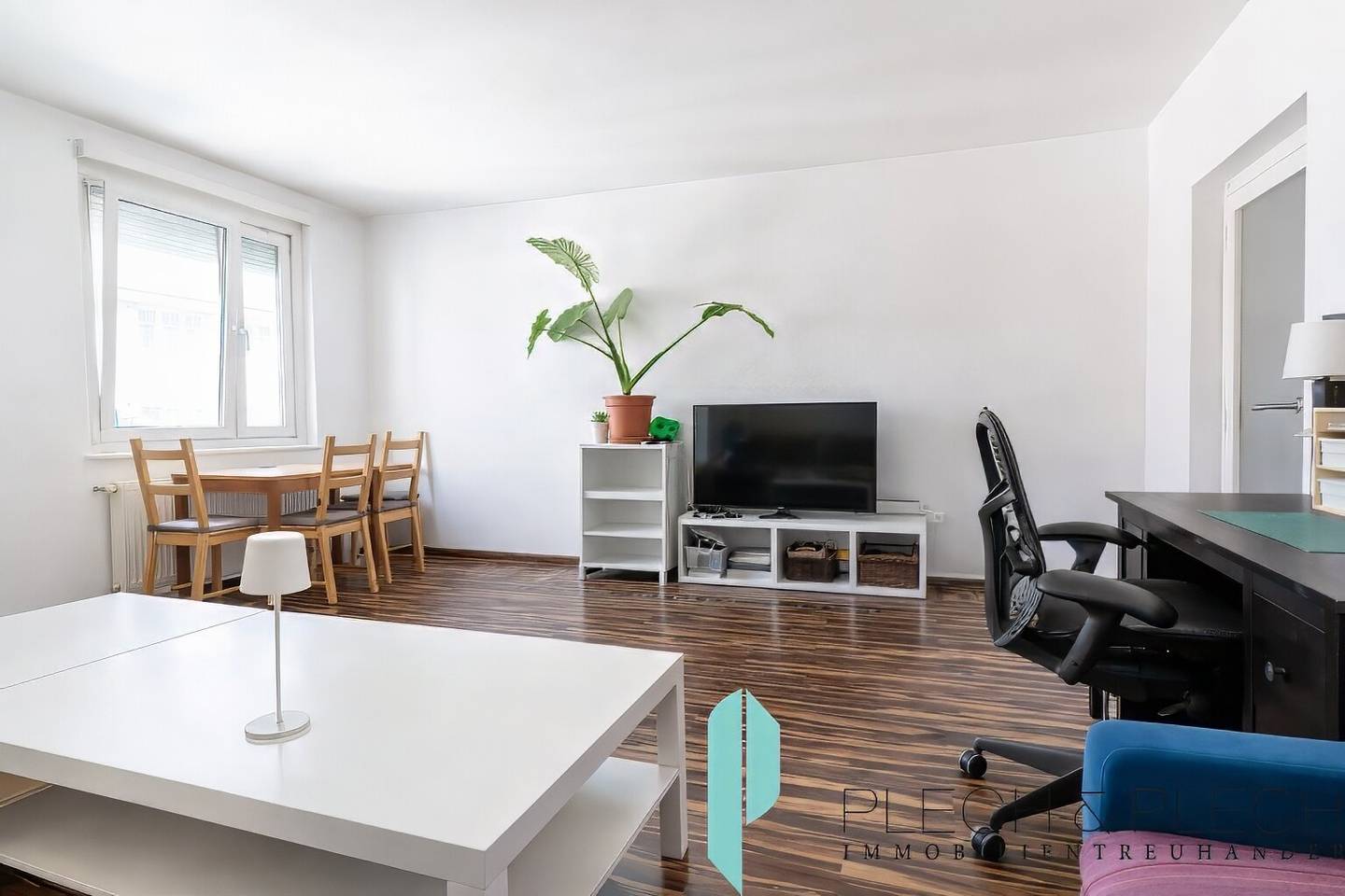 Beautiful 3-room apartment plus kitchen on the 4th floor with loggia