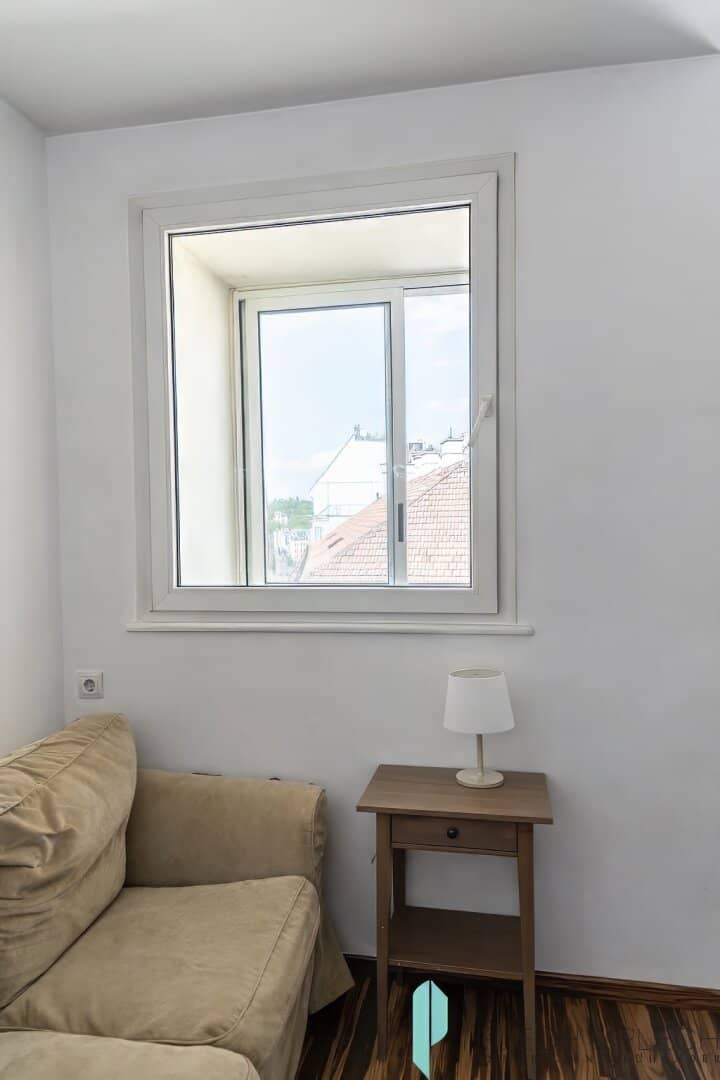 Beautiful 3-room apartment plus kitchen on the 4th floor with loggia