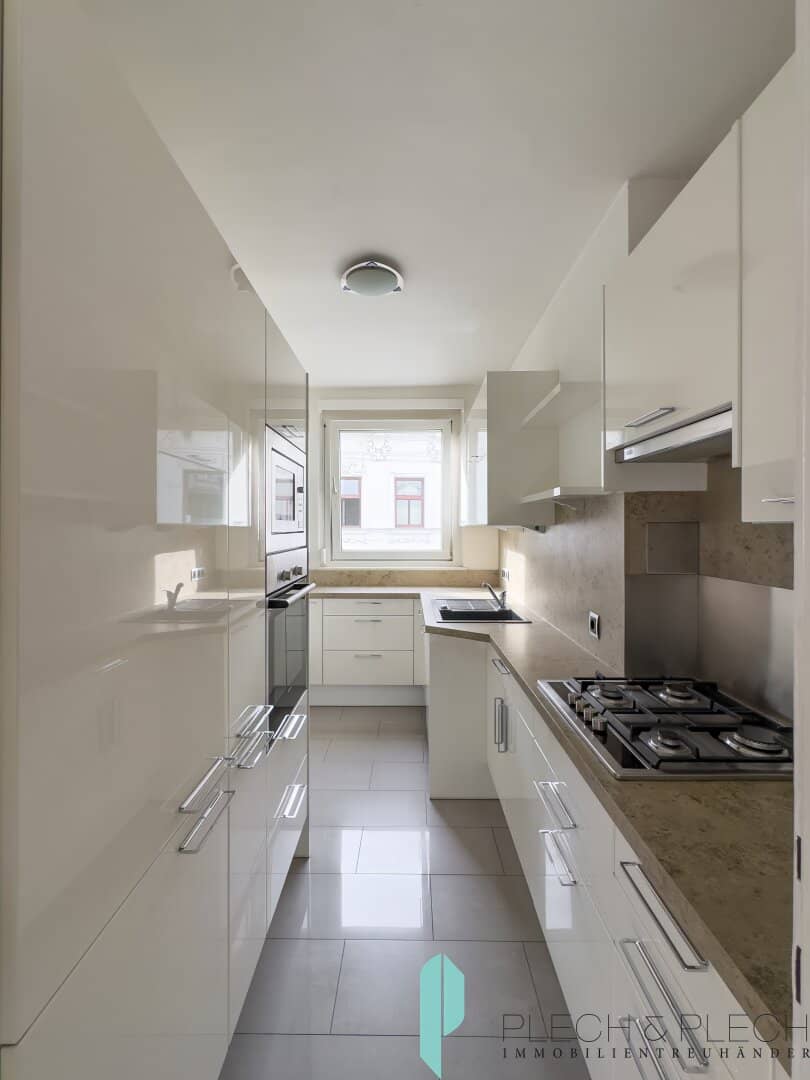 Schöne 3 Zimmerwohnung + Küche im 4. Stock mit Loggia