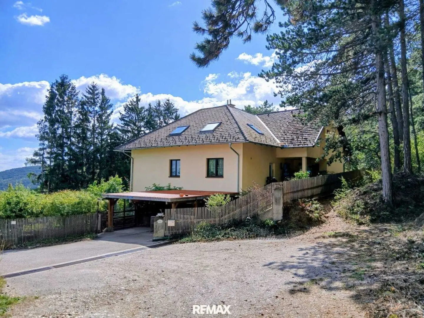 Hohe Wand - Single-family house with 3 residential units on 1,100 m² plot