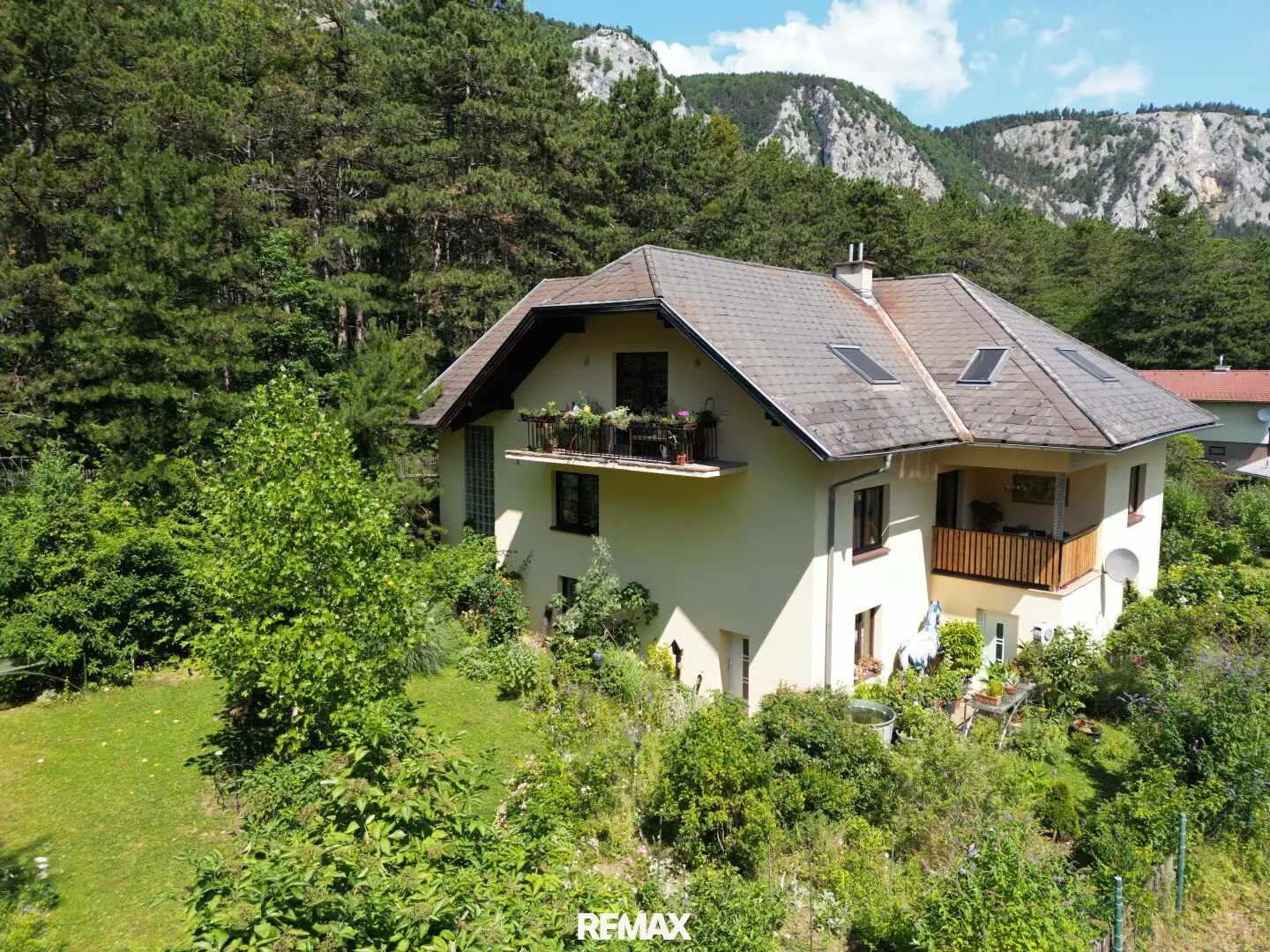 Hohe Wand - Single-family house with 3 residential units on 1,100 m² plot