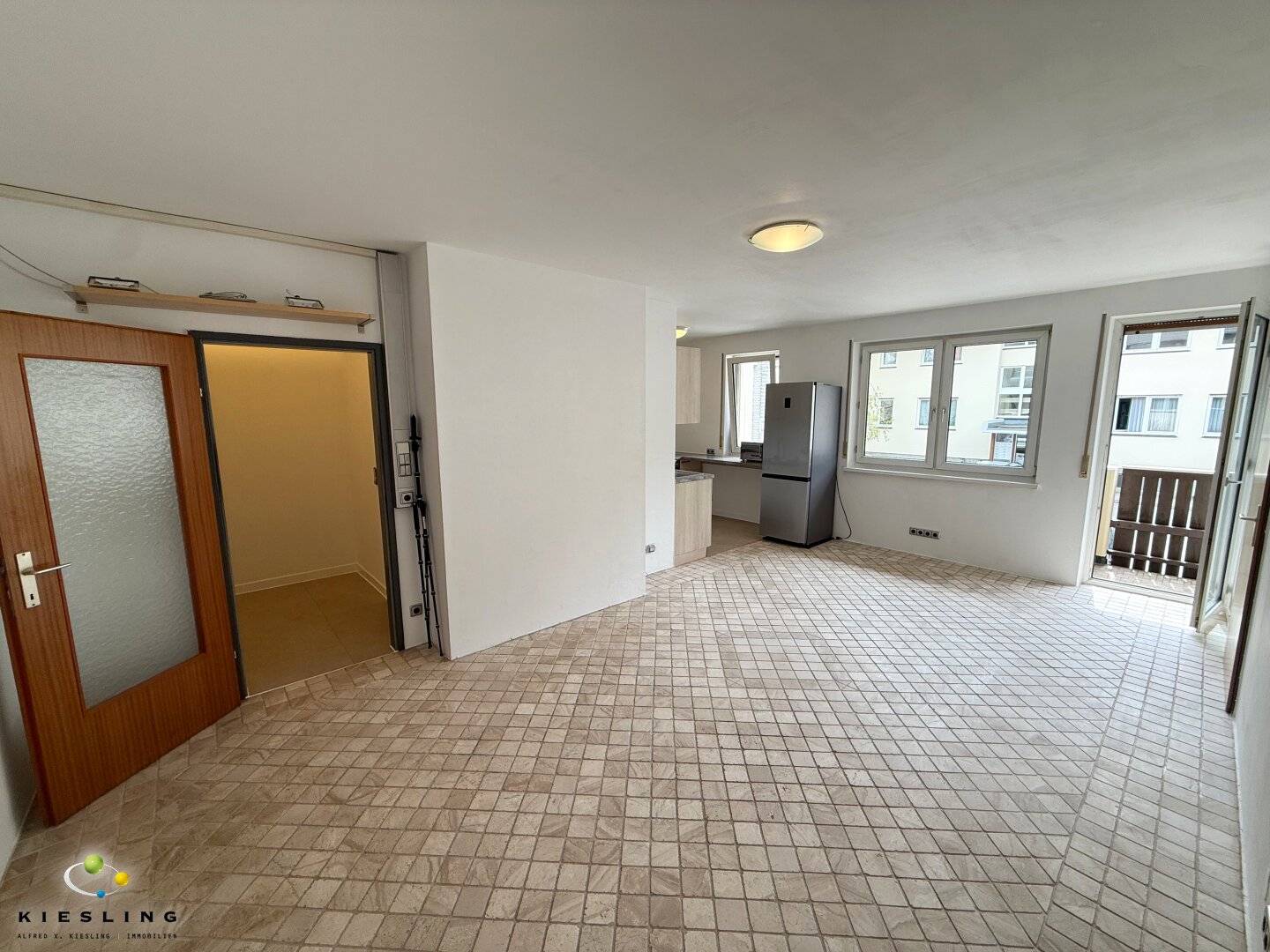 Your retreat in the green: Renovated 2-room apartment with loggia and parking space possibility