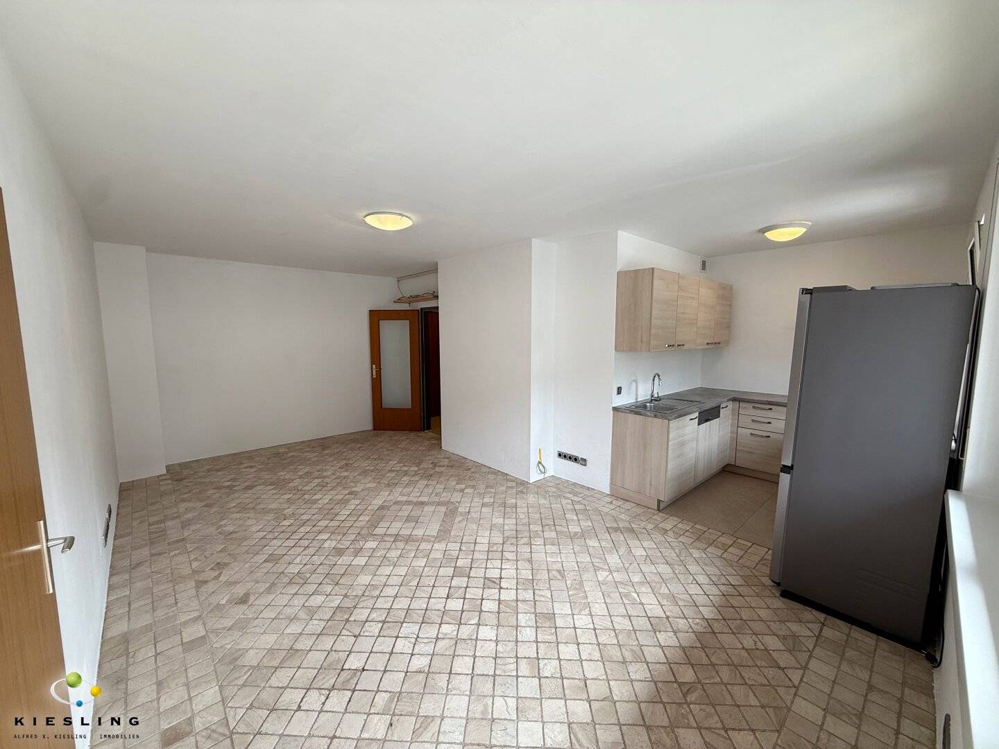 Your retreat in the green: Renovated 2-room apartment with loggia and parking space possibility