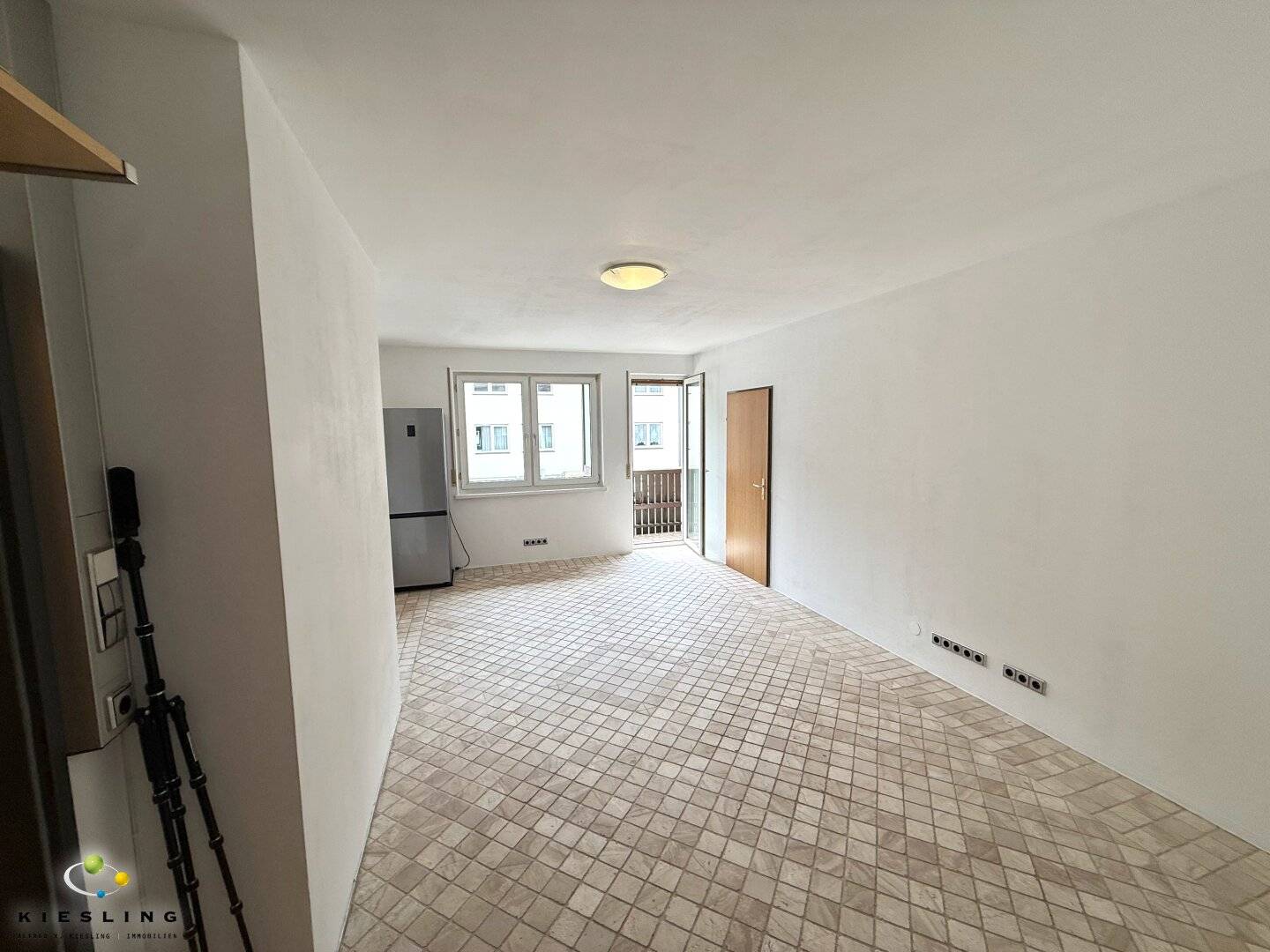 Your retreat in the green: Renovated 2-room apartment with loggia and parking space possibility