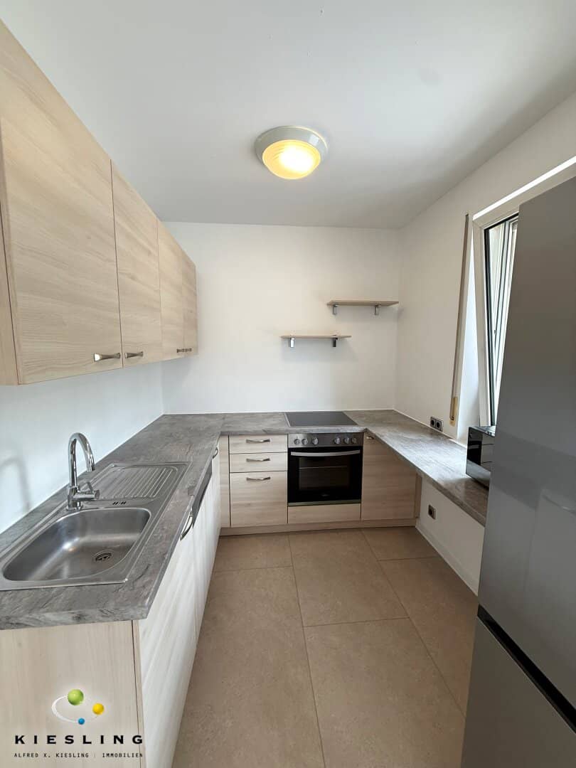 Your retreat in the green: Renovated 2-room apartment with loggia and parking space possibility