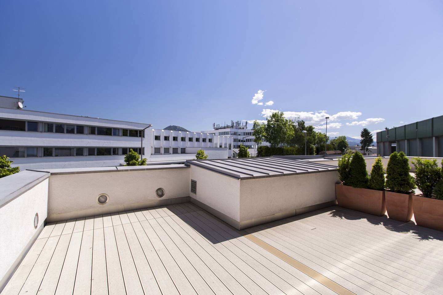 Office with terrace in prime location