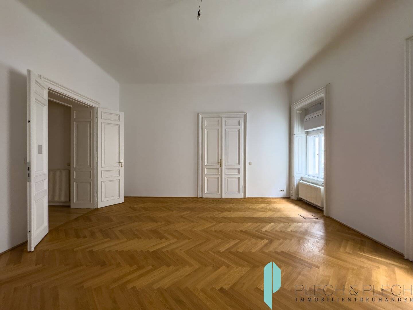 Elegant office space in historic Town Hall district - U2 Rathaus