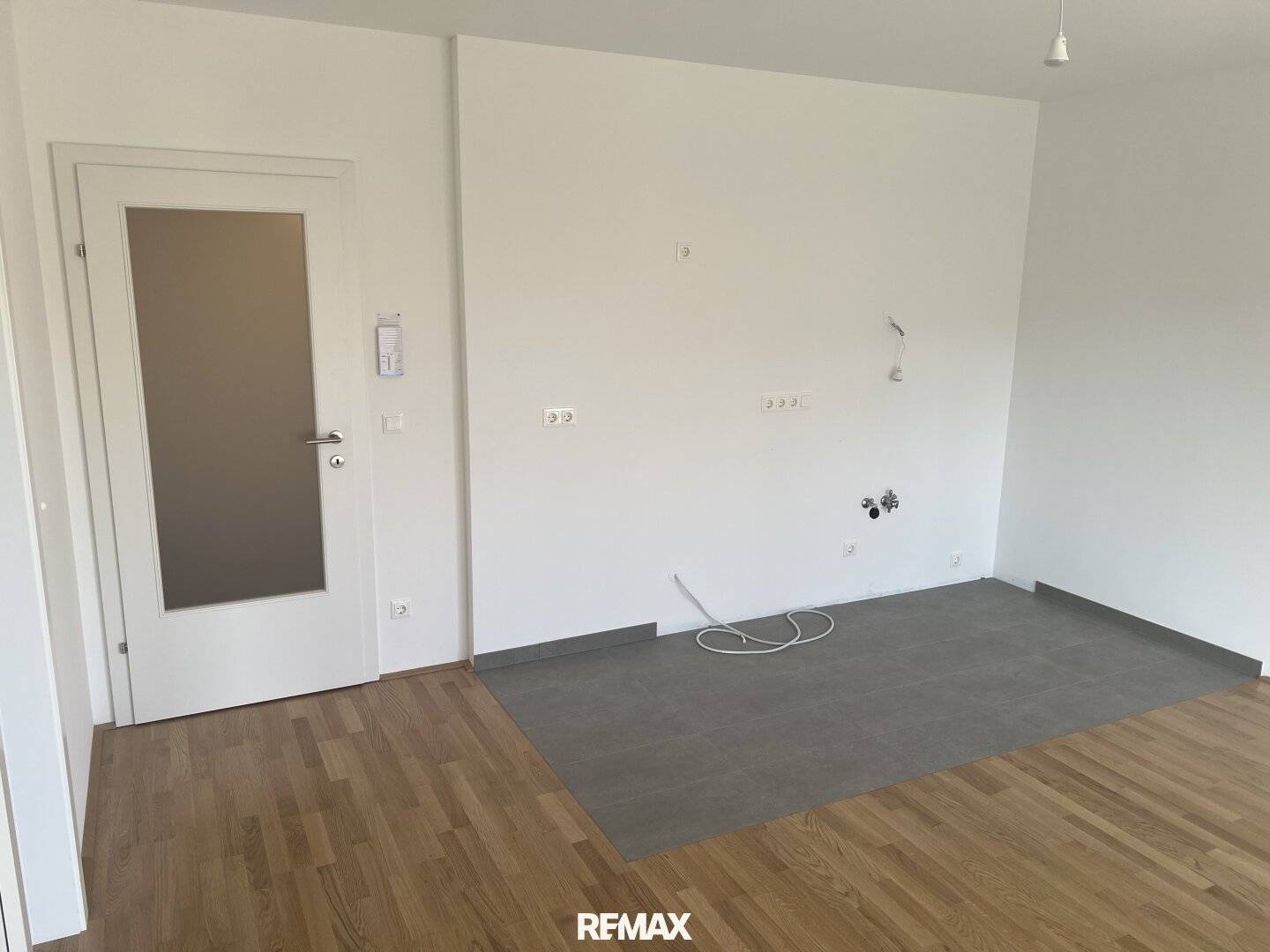Idyllic living in Wiener Neustadt: 2 rooms, loggia, 54.04m² - investor price€