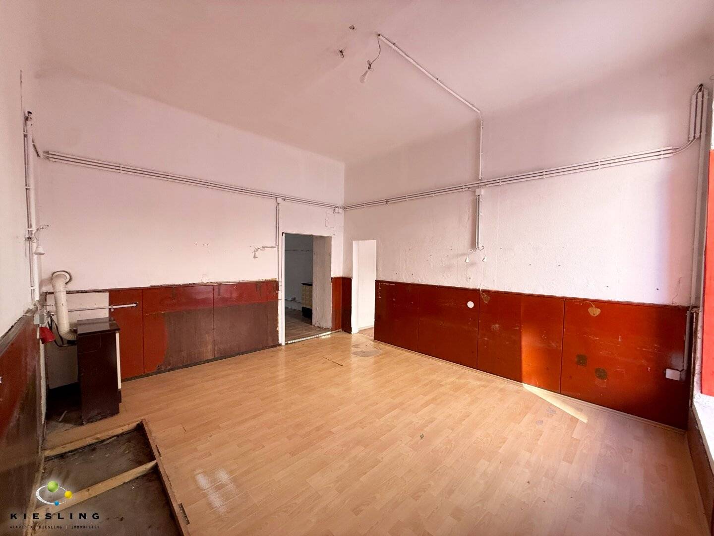 Retail space 1160 Vienna in prime location with display windows, sales areas, office and storage rooms near Ottakring