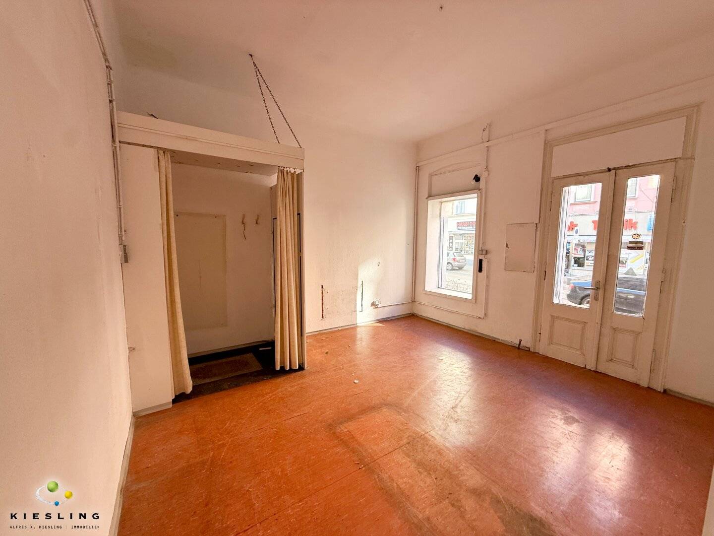 Retail space 1160 Vienna in prime location with display windows, sales areas, office and storage rooms near Ottakring